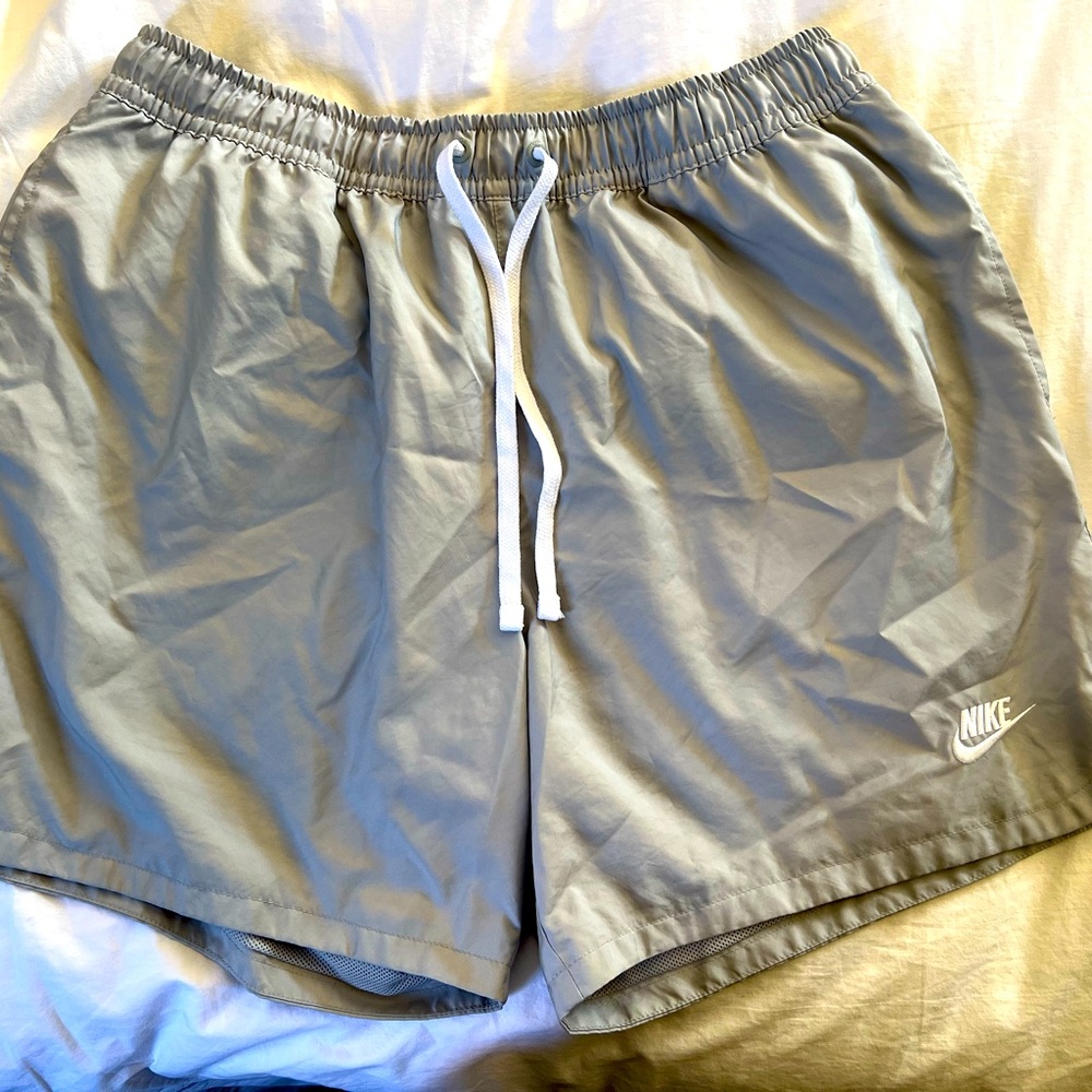 NIKE Essentials Flow Nylon Mens Shorts gently used LARGe men’s 5 inch inseam